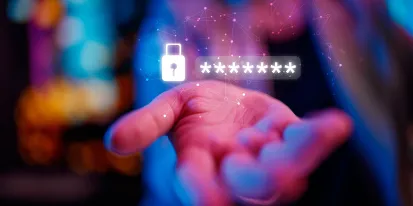Mano de una persona con caracteres de contraseña y símbolo de candado encima proyectado de manera holográfica.